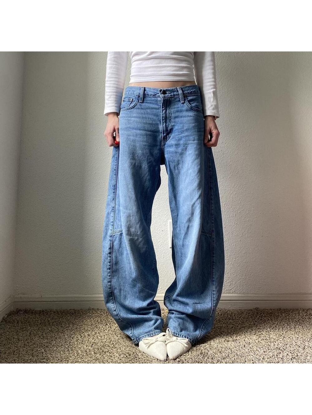 Levi’s low rise wide leg barrel cute long baggy light wash denim blue jeans